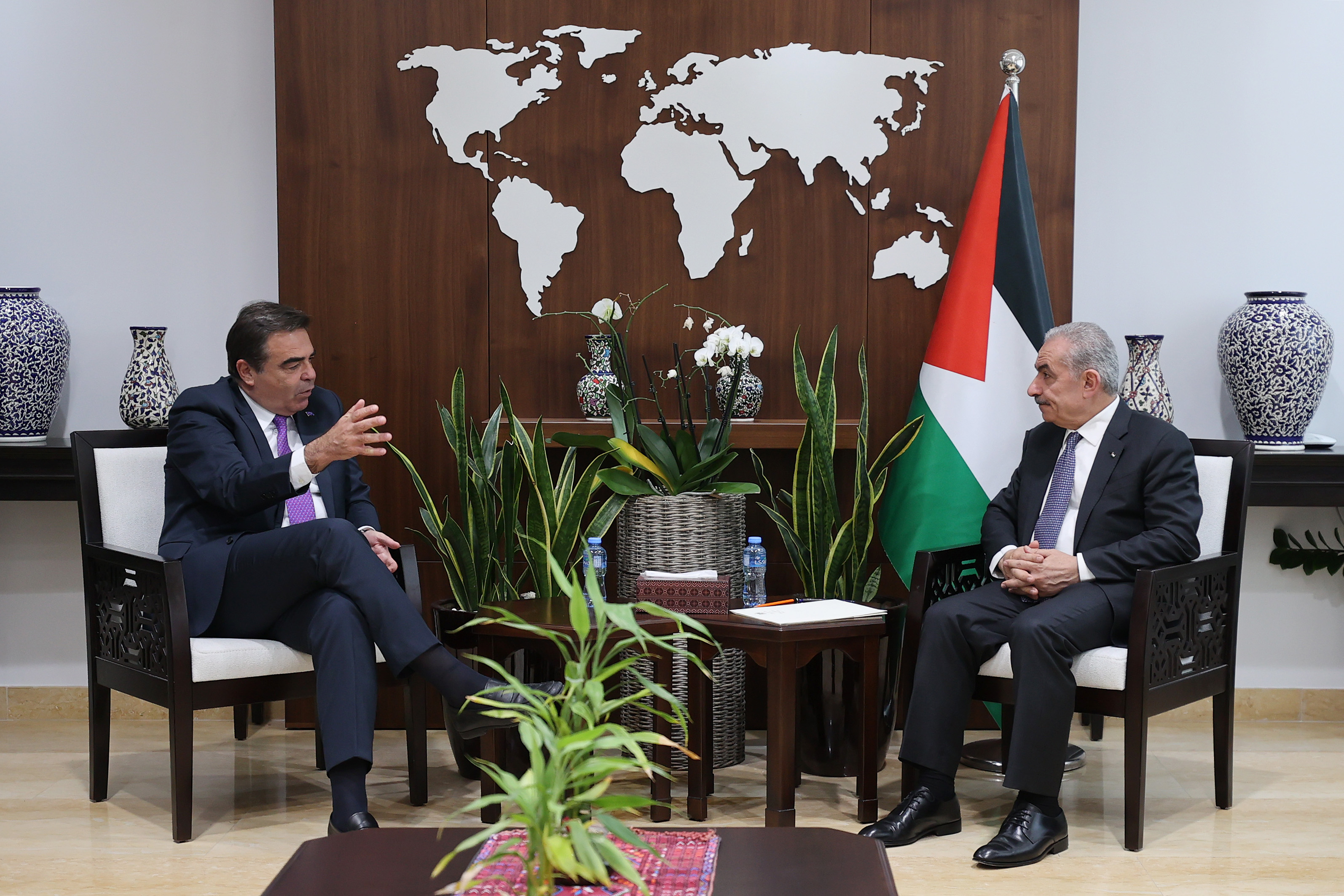 اشتية خلال لقائه نائب رئيس المفوضية الأوروبية مارغريتيس شيناس